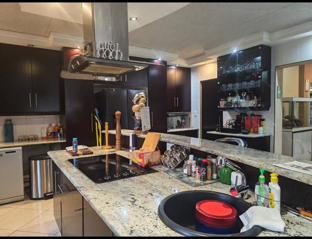 6 BEDROOM HOUSE FOR SALE IN GLENVISTA